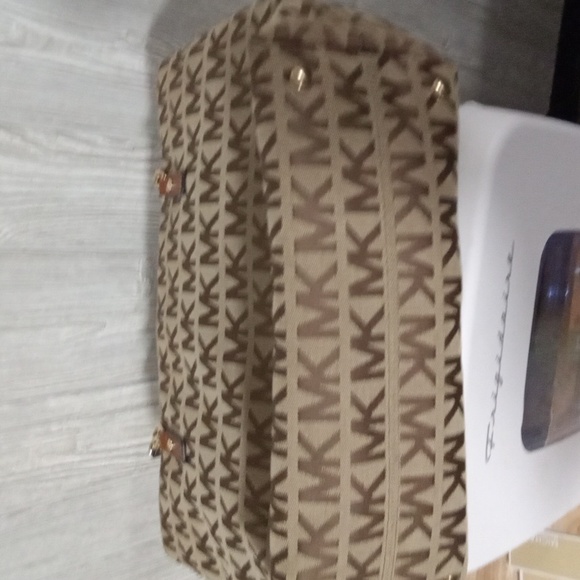 Beautiful jet set chain purse. - Picture 2 of 7